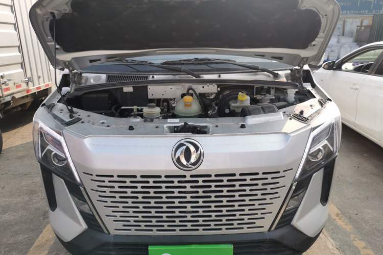 Used Dongfeng Yufeng 2023 V9+ 2.0T Automatic Front-Wheel-Drive Short Wheelbase Mid-Roof Design—5/6-Seater Engine Bay