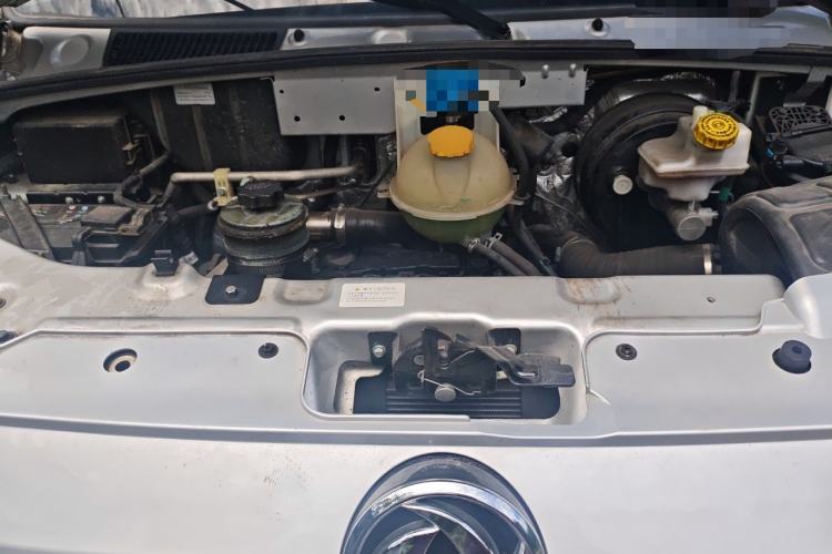 Used Dongfeng Yufeng 2023 V9+ 2.0T Manual Front-Drive Multi-Function Mid-Roof High-Roof 7/8/9-Seater Engine Bay