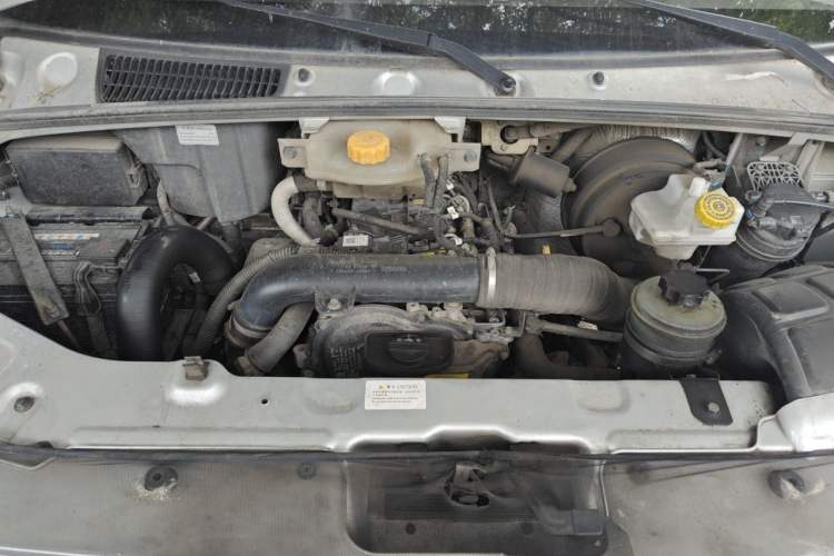 Used Dongfeng Yufeng 2023 V9+ 2.3T Manual Rear-Drive Cargo Van with Dual Rear Tires 3-Seater Engine Bay