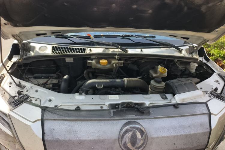 Used Dongfeng Yufeng 2023 V9+ 2.3T Manual Rear-Drive Cargo Van with Dual Rear Tires 3-Seater Engine Bay
