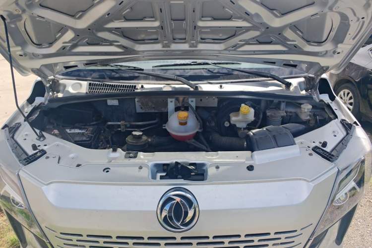 Used Dongfeng Yufeng 2023 V9+ 2.3T Manual Front-Drive Van Long Wheelbase High Roof 3-Seater Engine Bay