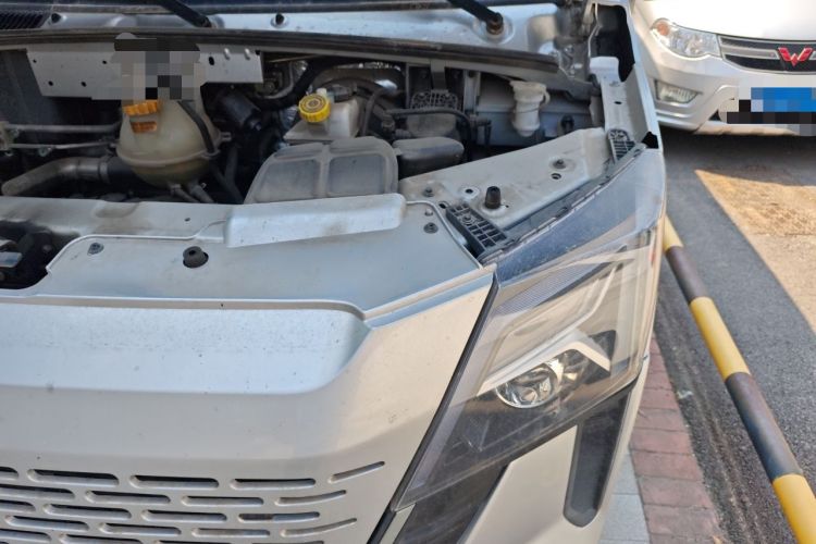 Used Dongfeng Yufeng 2023 V9+ 2.0T Manual Front-Wheel-Drive Multi-Function Mid-Roof Van with 7/8/9 Seats Engine Bay Left