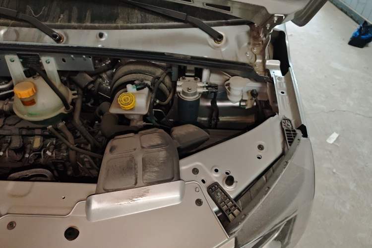 Used Dongfeng Yufeng 2023 V9+ 2.0T Manual Front-Drive Multi-Function Short-Chassis Mid-Height 5/6-Seater Engine Bay Left