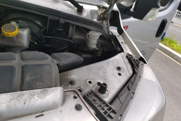 Used Dongfeng Yufeng 2023 V9+ 2.3T Manual Rear-Drive Cargo Van with Dual Rear Tires 3-Seater Engine Bay Left