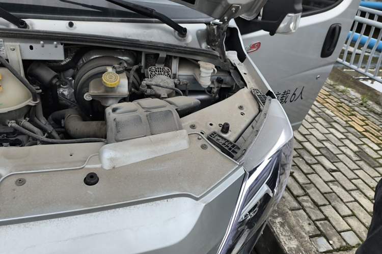 Used Dongfeng Yufeng 2023 V9+ 2.0T Manual Front-Drive Multi-Function Short-Chassis Mid-Height 5/6-Seater Engine Bay Left