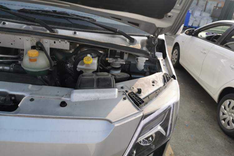Used Dongfeng Yufeng 2023 V9+ 2.0T Automatic Front-Wheel-Drive Short Wheelbase Mid-Roof Design—5/6-Seater Engine Bay Left
