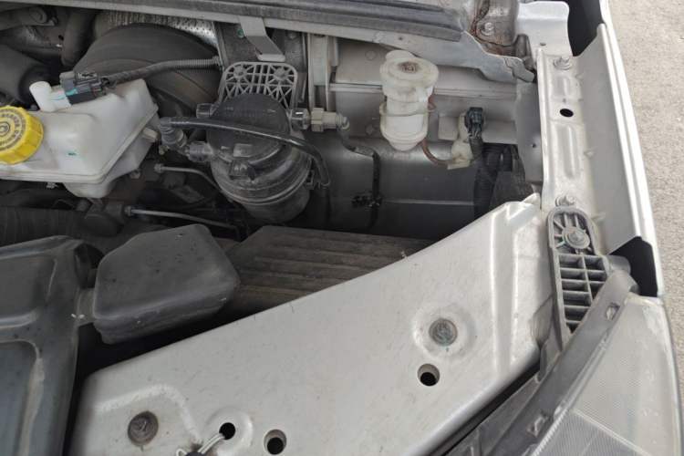 Used Dongfeng Yufeng 2023 V9+ 2.3T Manual Rear-Drive Cargo Van with Dual Rear Tires 3-Seater Engine Bay Left