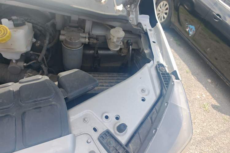 Used Dongfeng Yufeng 2023 V9+ 2.3T Manual Front-Drive Van Long Wheelbase High Roof 3-Seater Engine Bay Left