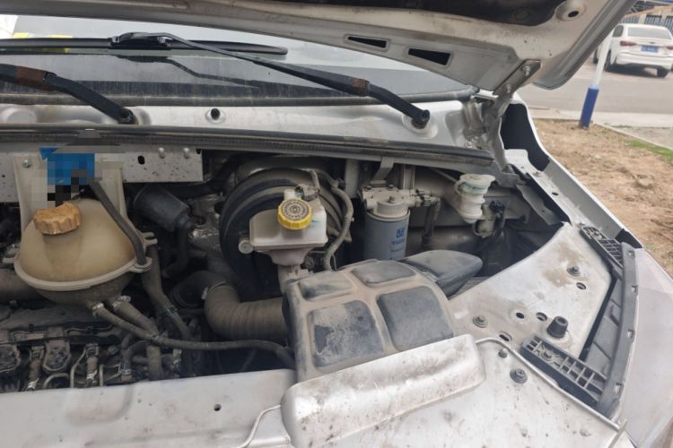Used Dongfeng Yufeng 2023 V9+ 2.0T Manual Front-Wheel-Drive Multi-Function Short-Chassis Low-Roof 5/6-Seater Engine Bay Left
