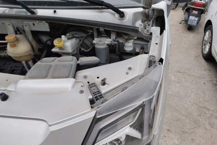Used Dongfeng Yufeng 2023 V9+ 2.0T Manual Front-Drive Multi-Function Short-Chassis Mid-Height 5/6-Seater Engine Bay Left