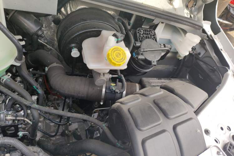 Used Dongfeng Yufeng 2023 V9+ 2.0T Manual Front-Wheel-Drive Multi-Function Mid-Roof Van with 7/8/9 Seats Engine Bay Left