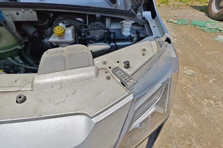 Used Dongfeng Yufeng 2023 V9+ 2.0T Manual Front-Wheel-Drive Multi-Function Mid-Roof Van with 7/8/9 Seats Engine Bay Left