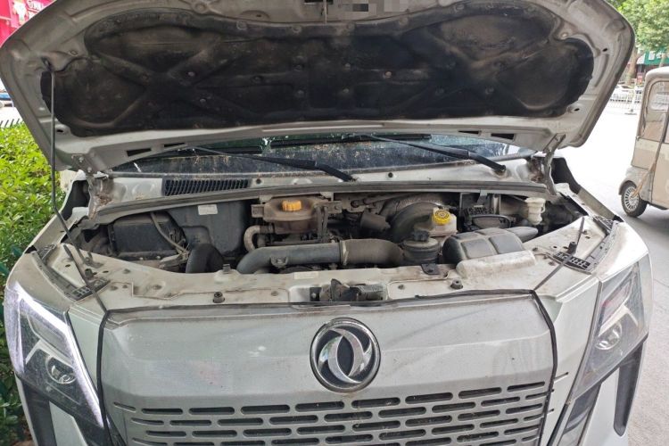 Used Dongfeng Yufeng 2023 V9+ 2.3T Manual Rear-Drive Cargo Van with Dual Rear Tires 3-Seater Engine Bay
