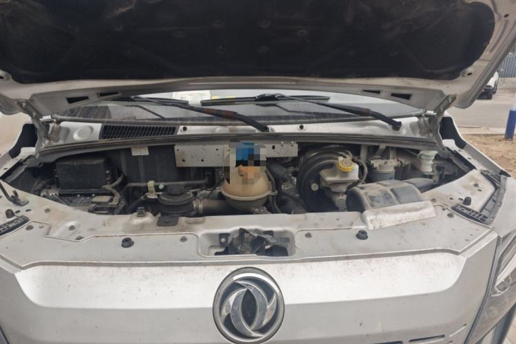 Used Dongfeng Yufeng 2023 V9+ 2.0T Manual Front-Wheel-Drive Multi-Function Short-Chassis Low-Roof 5/6-Seater Engine Bay