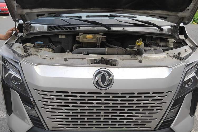 Used Dongfeng Yufeng  Engine Bay