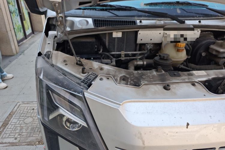 Used Dongfeng Yufeng 2023 V9+ 2.0T Manual Front-Wheel-Drive Multi-Function Mid-Roof Van with 7/8/9 Seats Engine Bay Right