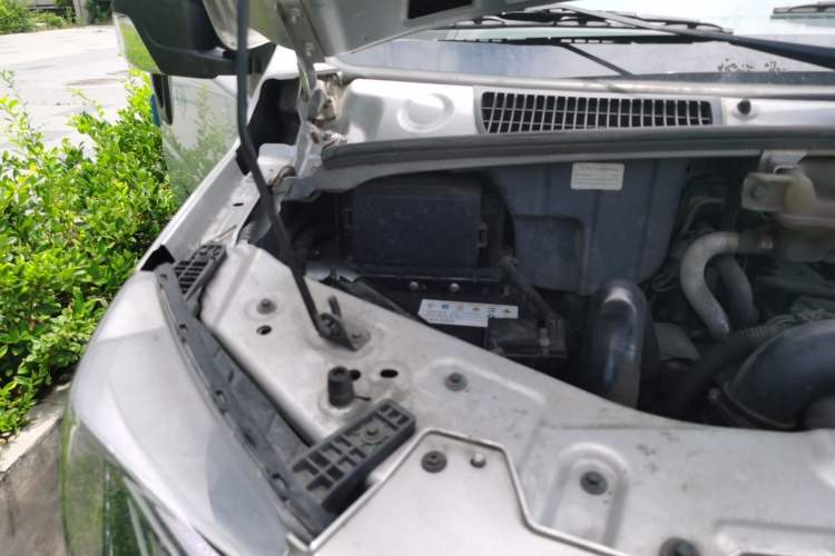 Used Dongfeng Yufeng 2023 V9+ 2.3T Manual Rear-Drive Cargo Van with Dual Rear Tires 3-Seater Engine Bay Right