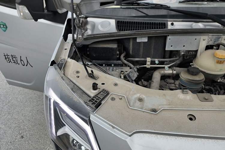Used Dongfeng Yufeng 2023 V9+ 2.0T Manual Front-Drive Multi-Function Short-Chassis Mid-Height 5/6-Seater Engine Bay Right