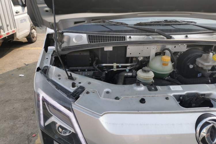 Used Dongfeng Yufeng 2023 V9+ 2.0T Automatic Front-Wheel-Drive Short Wheelbase Mid-Roof Design—5/6-Seater Engine Bay Right