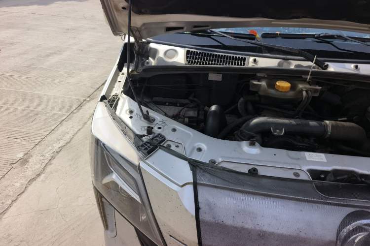 Used Dongfeng Yufeng 2023 V9+ 2.3T Manual Rear-Drive Cargo Van with Dual Rear Tires 3-Seater Engine Bay Right