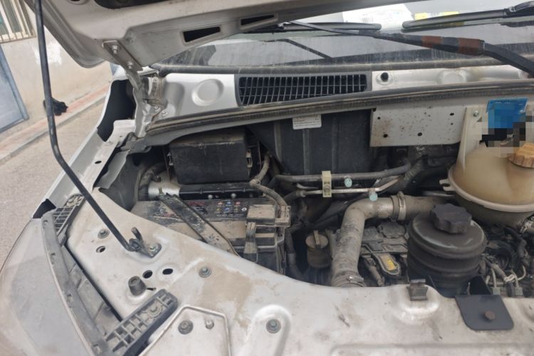 Used Dongfeng Yufeng 2023 V9+ 2.0T Manual Front-Wheel-Drive Multi-Function Short-Chassis Low-Roof 5/6-Seater Engine Bay Right