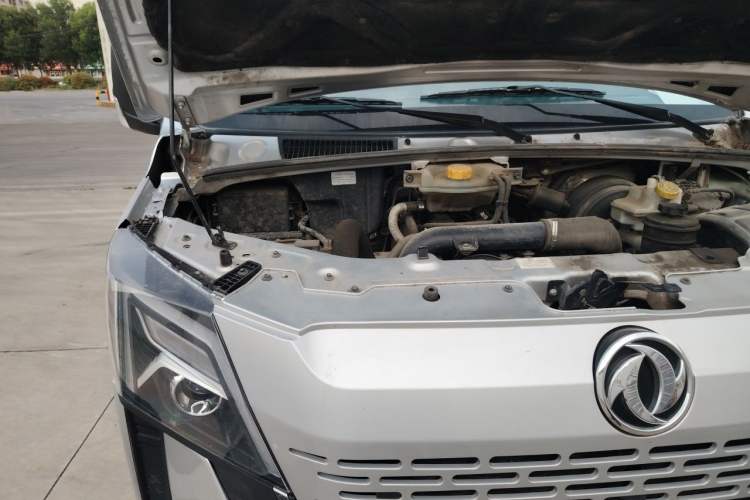 Used Dongfeng Yufeng 2023 V9+ 2.3T Manual Rear-Drive Cargo Van with Dual Rear Tires 3-Seater Engine Bay Right