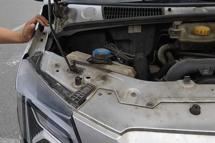 Used Dongfeng Yufeng  Engine Bay Right