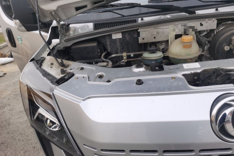 Used Dongfeng Yufeng 2023 V9+ 2.0T Manual Front-Wheel-Drive Multi-Function Mid-Roof Van with 7/8/9 Seats Engine Bay Right