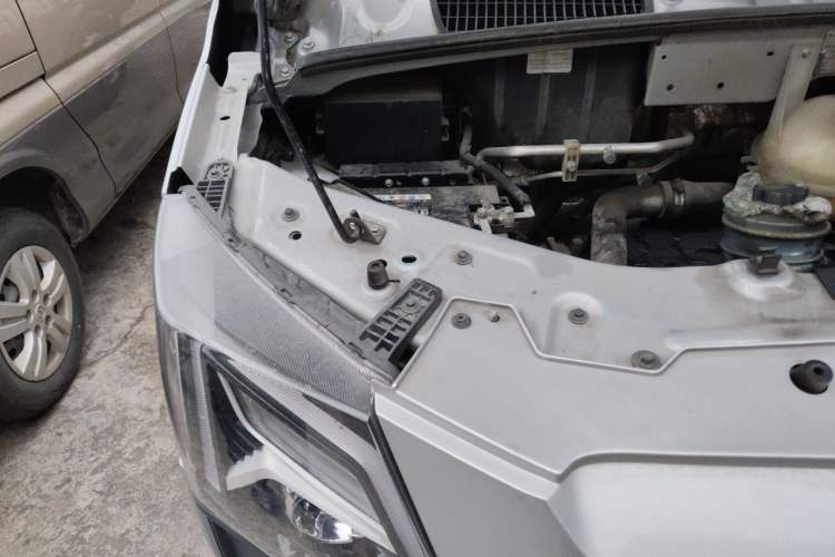 Used Dongfeng Yufeng 2023 V9+ 2.0T Manual Front-Drive Multi-Function Short-Chassis Mid-Height 5/6-Seater Engine Bay Right