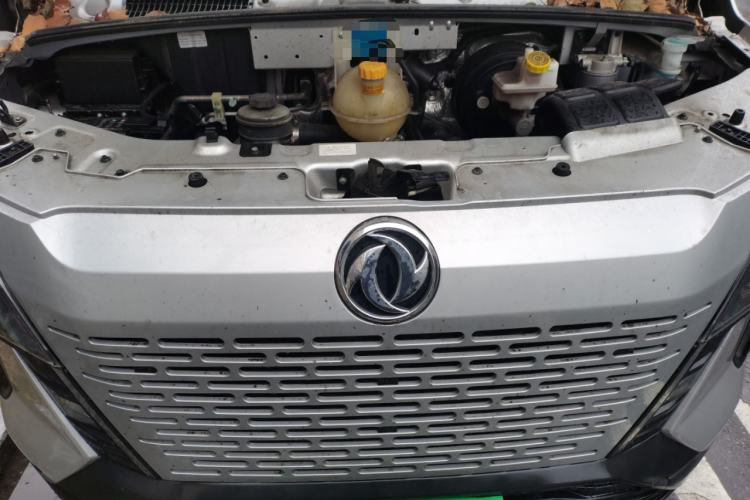 Used Dongfeng Yufeng 2023 V9+ 2.0T Manual Front-Drive Multi-Function Short-Chassis Mid-Height 5/6-Seater Engine Bay