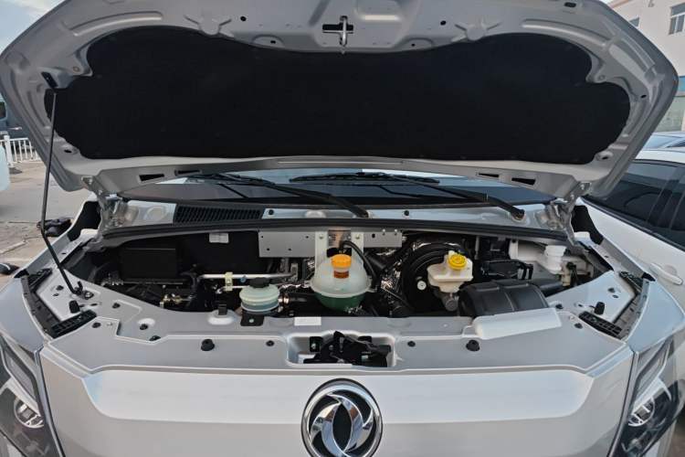 Used Dongfeng Yufeng 2023 V9+ 2.0T Manual Front-Wheel-Drive Multi-Function Mid-Roof Van with 7/8/9 Seats Engine Bay