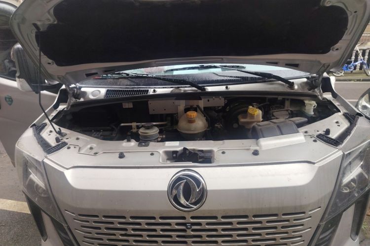 Used Dongfeng Yufeng 2023 V9+ 2.0T Manual Front-Wheel-Drive Multi-Function Short-Chassis Low-Roof 5/6-Seater Engine Bay