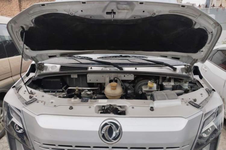 Used Dongfeng Yufeng 2023 V9+ 2.0T Manual Front-Drive Multi-Function Short-Chassis Mid-Height 5/6-Seater Engine Bay