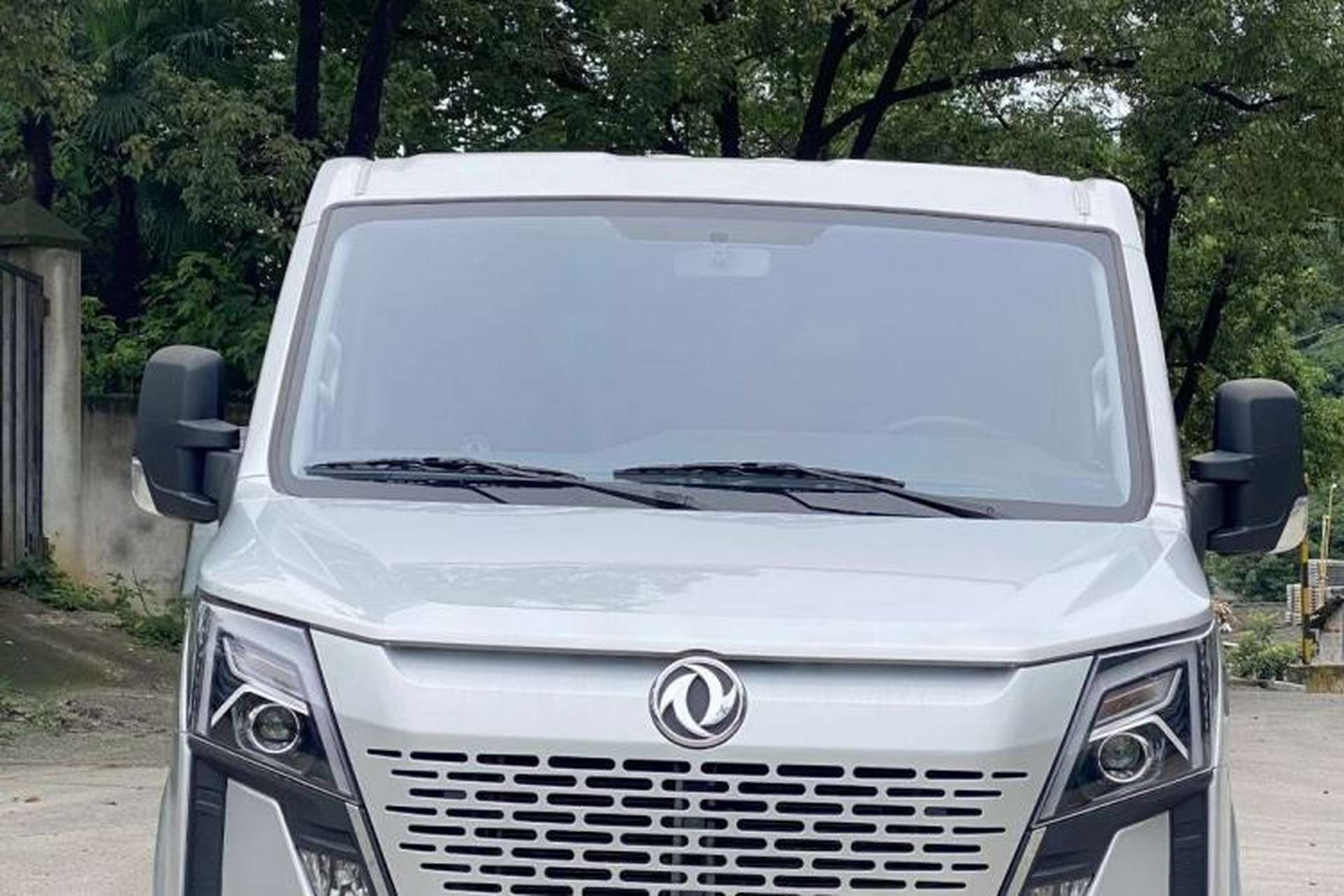 Used Dongfeng Yufeng 2023 V9+ 2.0T Manual Front-Wheel-Drive Multi-Function Short-Chassis Low-Roof 5/6-Seater Exterior 1