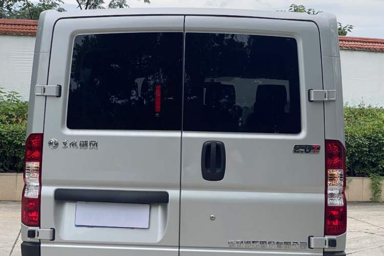 Used Dongfeng Yufeng 2023 V9+ 2.0T Manual Front-Wheel-Drive Multi-Function Short-Chassis Low-Roof 5/6-Seater Exterior 5