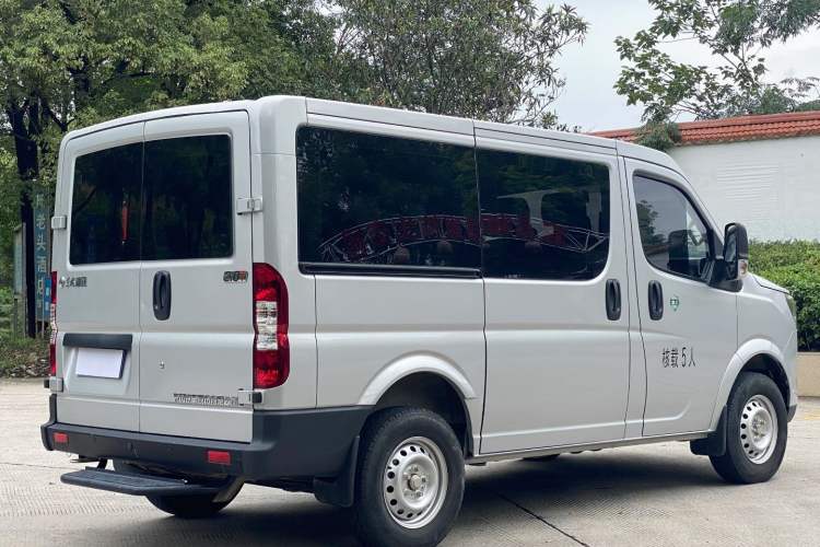 Used Dongfeng Yufeng 2023 V9+ 2.0T Manual Front-Wheel-Drive Multi-Function Short-Chassis Low-Roof 5/6-Seater Exterior 6