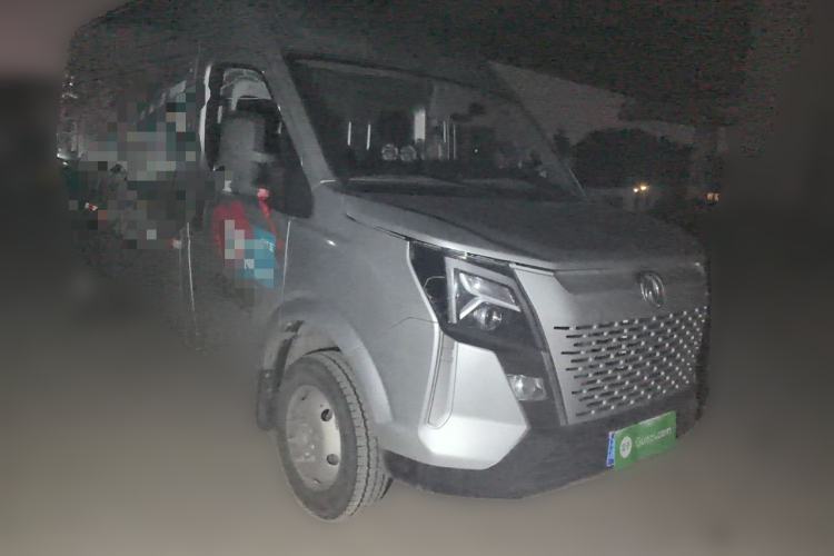 Used Dongfeng Yufeng 2023 V9+ 2.3T Manual Rear-Drive Cargo Van with Dual Rear Tires 3-Seater Front Right 45 Deg