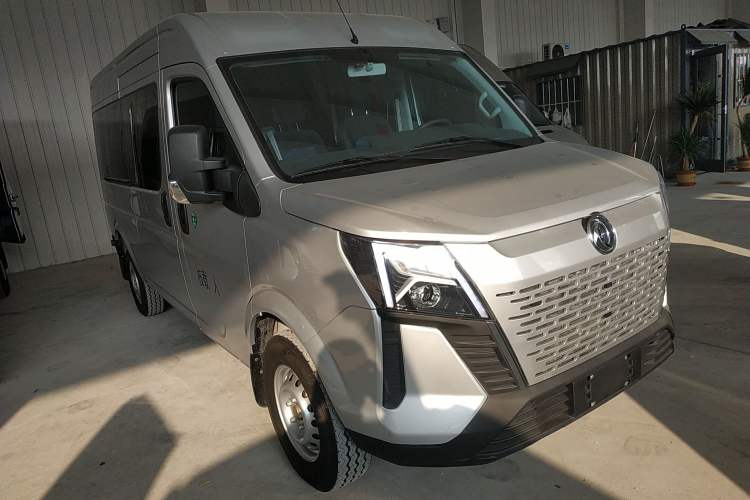 Used Dongfeng Yufeng 2023 V9+ 2.0T Manual Front-Wheel-Drive Multi-Function Mid-Roof Van with 7/8/9 Seats Front Right 45 Deg