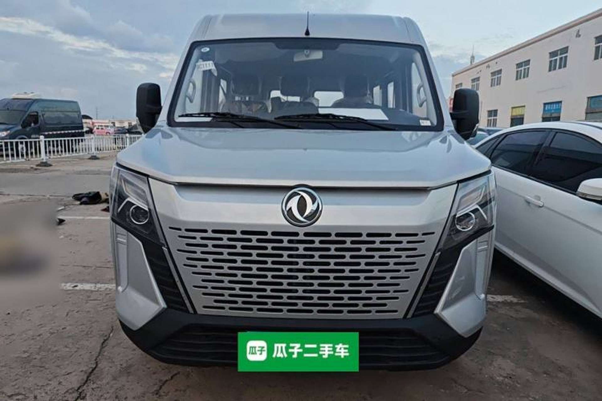 Used Dongfeng Yufeng 2023 V9+ 2.0T Manual Front-Wheel-Drive Multi-Function Mid-Roof Van with 7/8/9 Seats Front