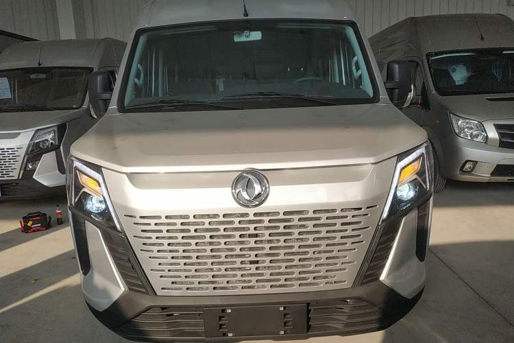 Used Dongfeng Yufeng 2023 V9+ 2.0T Manual Front-Wheel-Drive Multi-Function Mid-Roof Van with 7/8/9 Seats Front