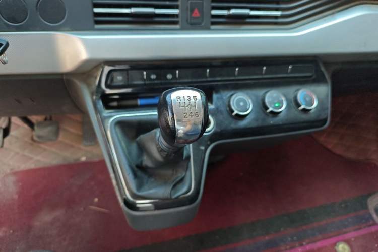 Used Dongfeng Yufeng 2023 V9+ 2.0T Manual Front-Wheel-Drive Multi-Function Mid-Roof Van with 7/8/9 Seats Gear Lever