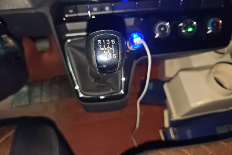 Used Dongfeng Yufeng 2023 V9+ 2.0T Manual Front-Drive Multi-Function Short-Chassis Mid-Height 5/6-Seater Gear Lever