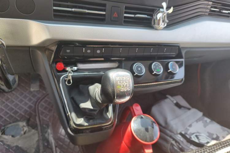 Used Dongfeng Yufeng 2023 V9+ 2.3T Manual Rear-Drive Cargo Van with Dual Rear Tires 3-Seater Gear Lever