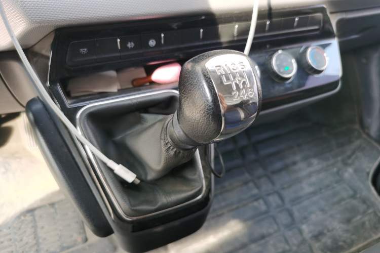 Used Dongfeng Yufeng 2023 V9+ 2.3T Manual Front-Drive Van Short Wheelbase Mid-Roof 3-Seater Gear Lever