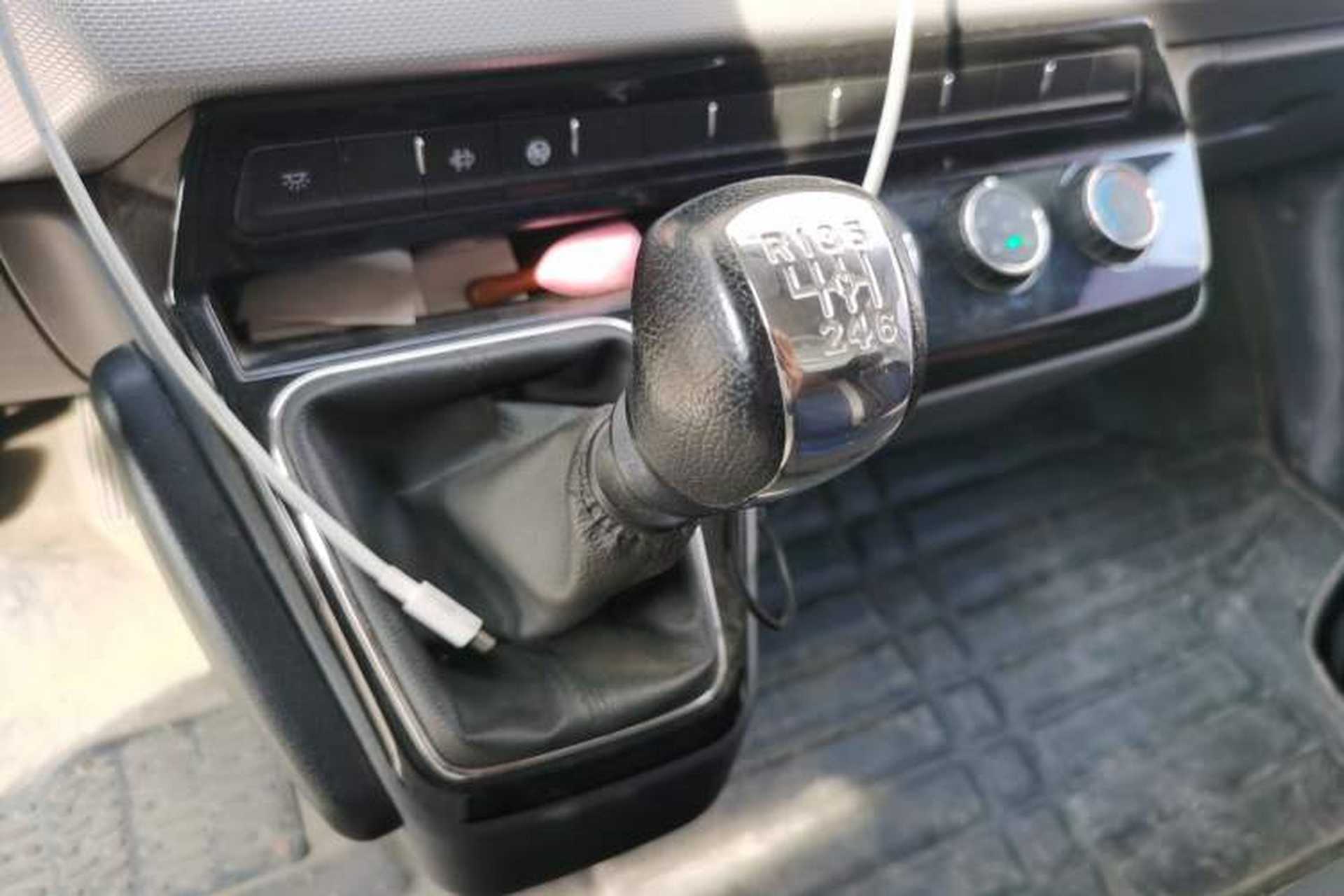 Used Dongfeng Yufeng 2023 V9+ 2.3T Manual Front-Drive Van Short Wheelbase Mid-Roof 3-Seater Gear Lever