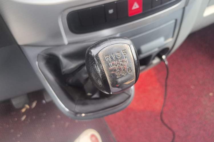 Used Dongfeng Yufeng 2023 V9+ 2.0T Manual Front-Wheel-Drive Multi-Function Mid-Roof Van with 7/8/9 Seats Gear Lever