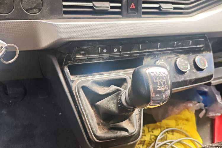 Used Dongfeng Yufeng 2023 V9+ 2.0T Manual Front-Drive Multi-Function Mid-Roof High-Roof 7/8/9-Seater Gear Lever