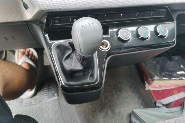 Used Dongfeng Yufeng 2023 V9+ 2.3T Manual Rear-Drive Cargo Van with Dual Rear Tires 3-Seater Gear Lever