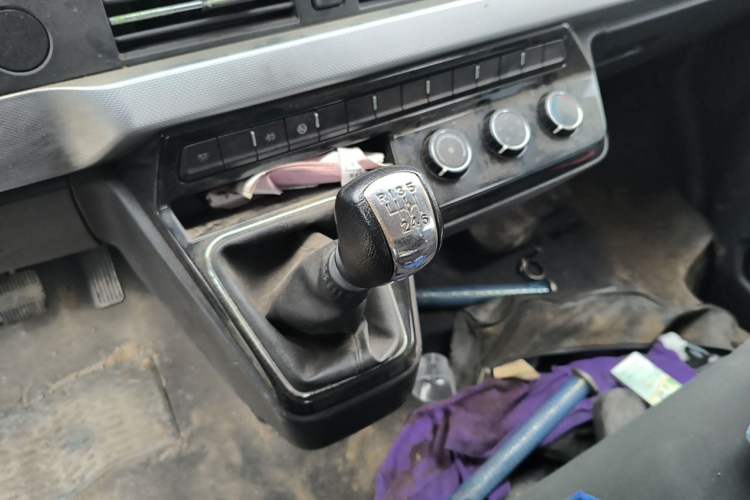 Used Dongfeng Yufeng 2023 V9+ 2.0T Manual Front-Drive Multi-Function Short-Chassis Mid-Height 5/6-Seater Gear Lever