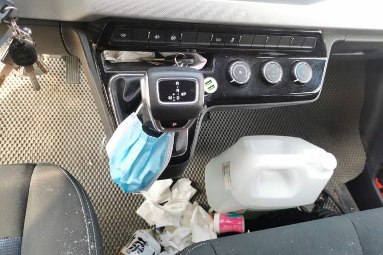 Used Dongfeng Yufeng 2023 V9+ 2.0T Automatic Front-Wheel-Drive Short Wheelbase Mid-Roof Design—5/6-Seater Gear Lever